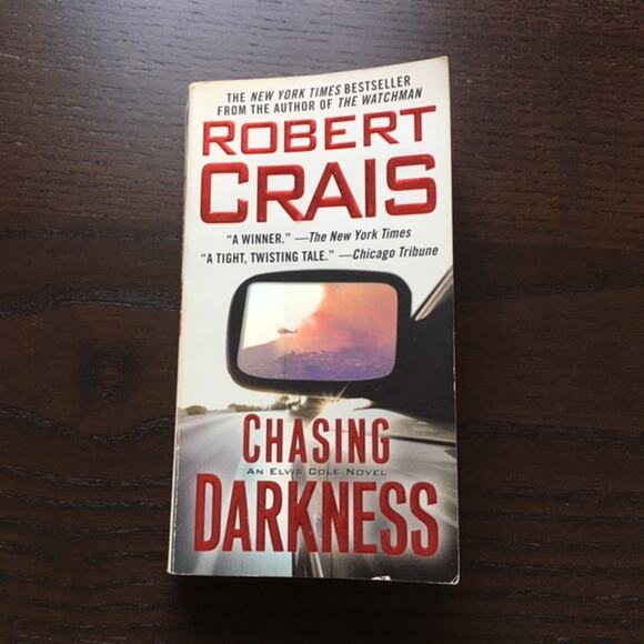 Chasing Darkness by Robert Crais Paperback - Picture 1 of 4